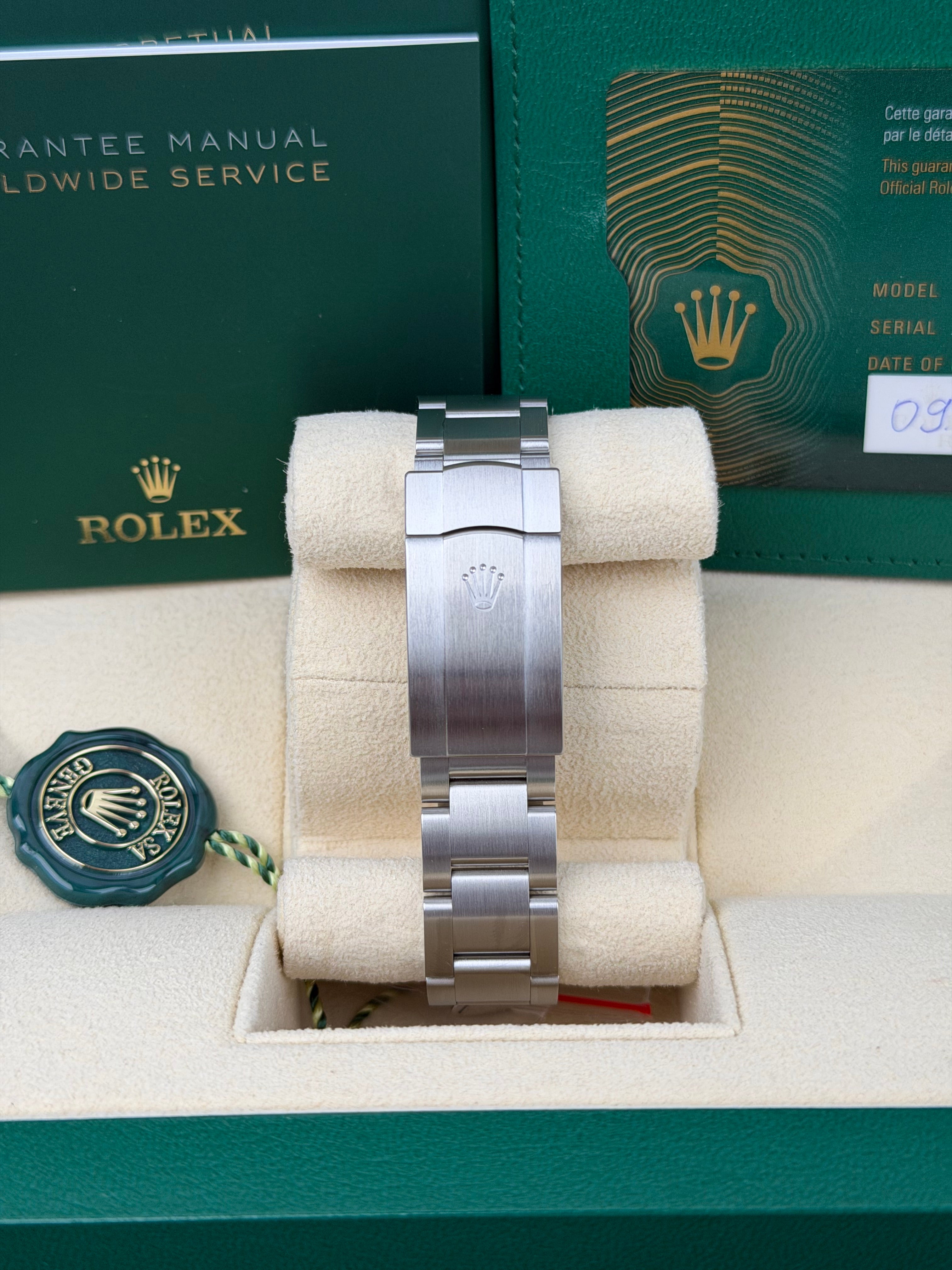 Rolex Oyster Perpetual 41 Celebration 124300 / 2024 / FULL SET / NEU