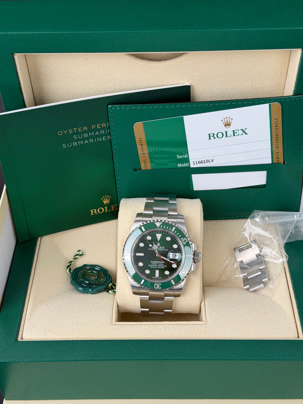 Rolex Submariner Date Hulk 116610LV / 2019 / FULL SET / NEU