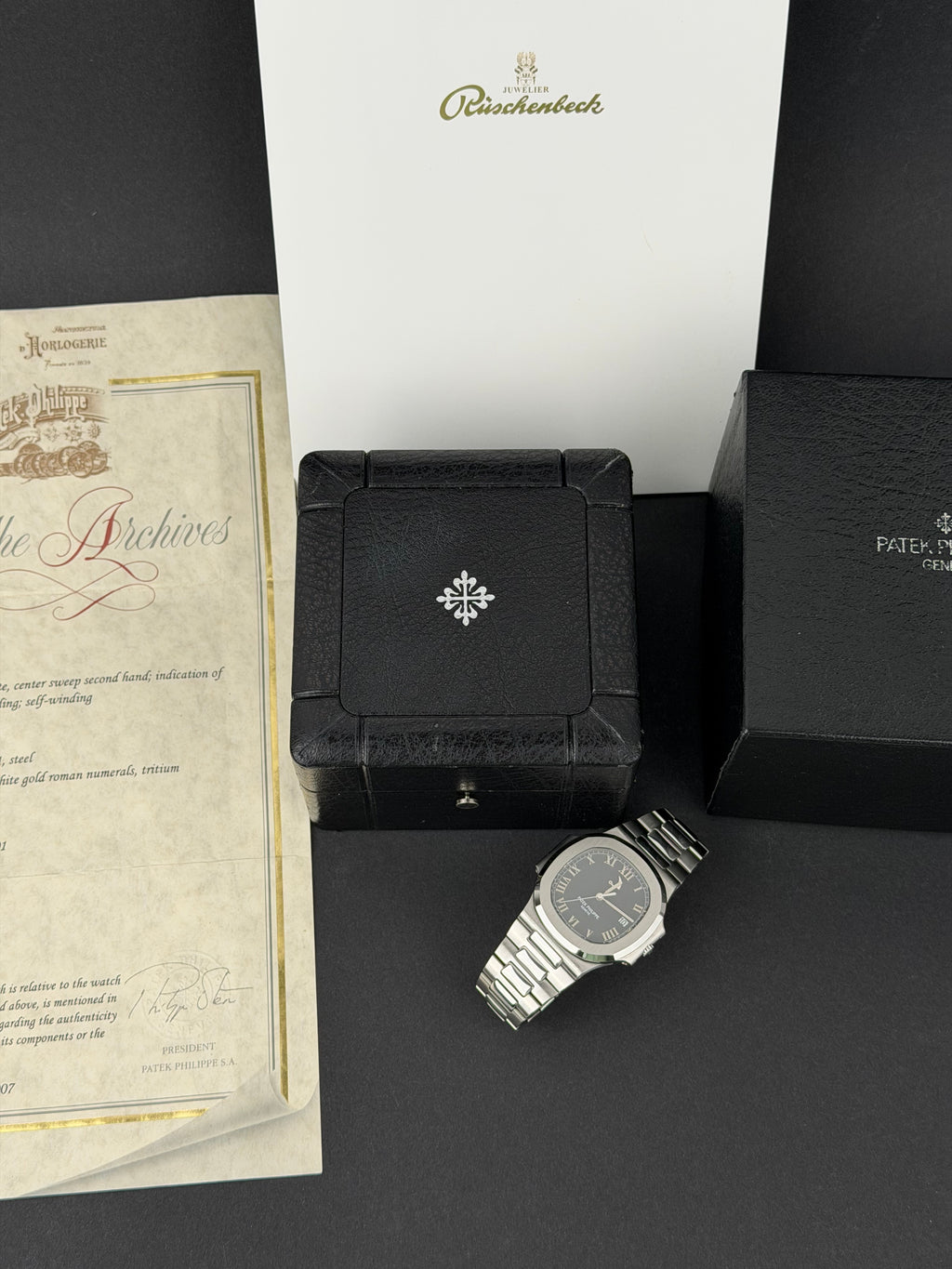 Patek Philippe Nautilus 3710 / 2001 / ARCHIV PAPER / SEHR GUT / PATEK SERVICE